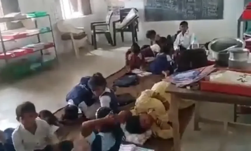 வகுப்பறையில் தூங்கிக் கொண்டிருக்கும் ஆசிரியை ரேகா மானவ்