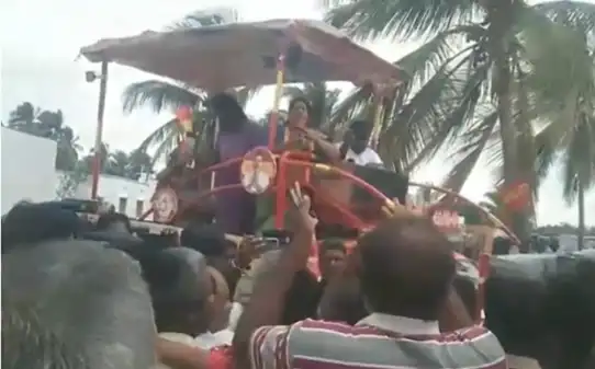 தாராபுரத்தில் தேர்தல் பிரச்சாரத்தில் ஈடுபட்ட தவெக வேட்பாளர் சத்தியபாமா