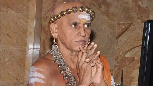 மதுரை ஆதீனம் செய்தியாளர்களிடம் பேட்டி அளிக்கும் காட்சி