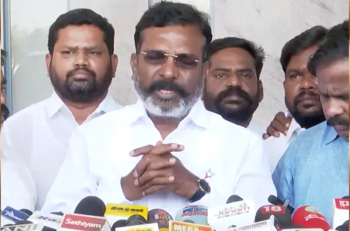 விடுதலைச் சிறுத்தைகள் கட்சித் தலைவர் தொல். திருமாவளவன் செய்தியாளர்களிடம் பேசுகிறார்.