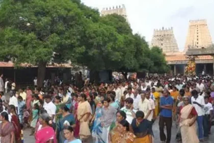 திருவண்ணாமலை அருணாச்சலேசுவரர் கோயில் மற்றும் கிரிவலம் செல்லும் பக்தர்கள்