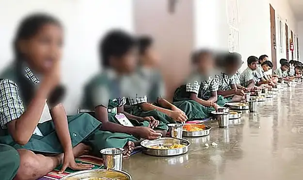 மாணவர்களுக்கு காலை உணவு வழங்கும் பள்ளி ஆசிரியர்கள்