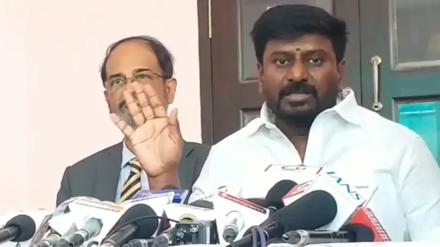 அமைச்சர் ராஜ்மோகன் செய்தியாளர்களிடம் பேசுகிறார்