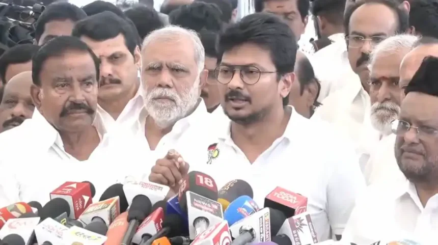 எதிர்க்கட்சித் தலைவர் உதயநிதி ஸ்டாலின் செய்தியாளர்களை சந்திக்கும் காட்சி