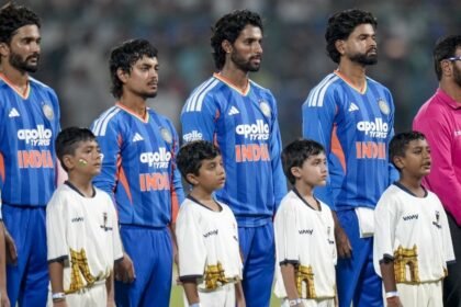 மைதானத்தில் வந்தே மாதரம் பாடல் இசைக்கப்படும் காட்சி