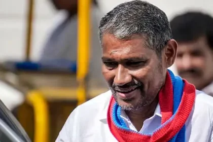 அமைச்சர் வன்னி அரசு செய்தியாளர்களை சந்திக்கும் காட்சி