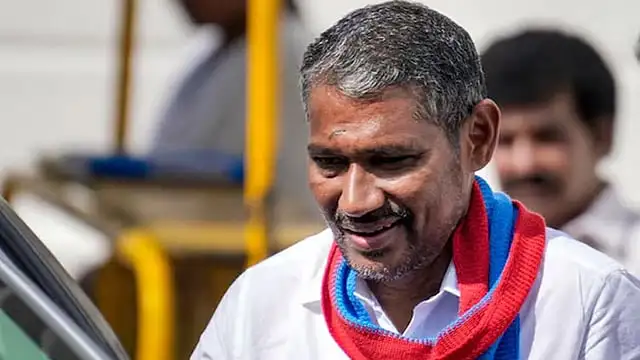அமைச்சர் வன்னி அரசு செய்தியாளர்களை சந்திக்கும் காட்சி
