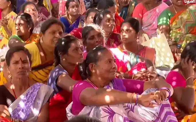 வருசநாடு கிராம மக்கள் வனத்துறையினரை கண்டித்து போராட்டத்தில் ஈடுபட்டிருக்கும் காட்சி