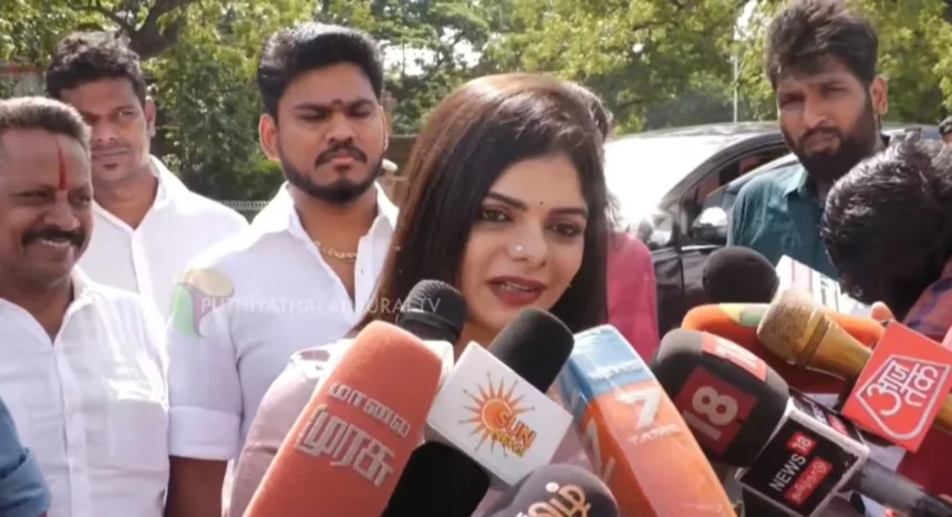 தவெக MLA கனிமொழி பேட்டியளிக்கும் காட்சி