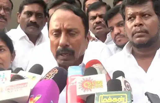 அமைச்சர் செங்கோட்டையன் செய்தியாளர்களிடம் பேசுகிறார்