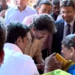 முதல்வர் விஜய், முன்னாள் அமைச்சர் பி.டி.ஆர். தாயார் ருக்மணி அம்மாளின் காலில் விழுந்து ஆசி பெறுதல்