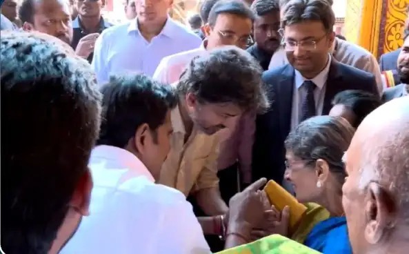 முதல்வர் விஜய், முன்னாள் அமைச்சர் பி.டி.ஆர். தாயார் ருக்மணி அம்மாளின் காலில் விழுந்து ஆசி பெறுதல்