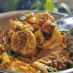 காரசாரமான முட்டை மசாலா ரோஸ்ட் தயார் செய்யப்படும் காட்சி