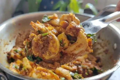 காரசாரமான முட்டை மசாலா ரோஸ்ட் தயார் செய்யப்படும் காட்சி