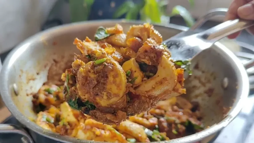 காரசாரமான முட்டை மசாலா ரோஸ்ட் தயார் செய்யப்படும் காட்சி