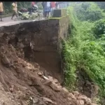 கொடைக்கானல் மலைப்பாதையில் மண் சரிவு ஏற்பட்டுள்ள காட்சி