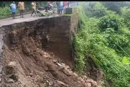 கொடைக்கானல் மலைப்பாதையில் மண் சரிவு ஏற்பட்டுள்ள காட்சி