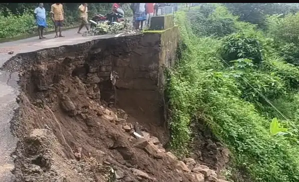 கொடைக்கானல் மலைப்பாதையில் மண் சரிவு ஏற்பட்டுள்ள காட்சி