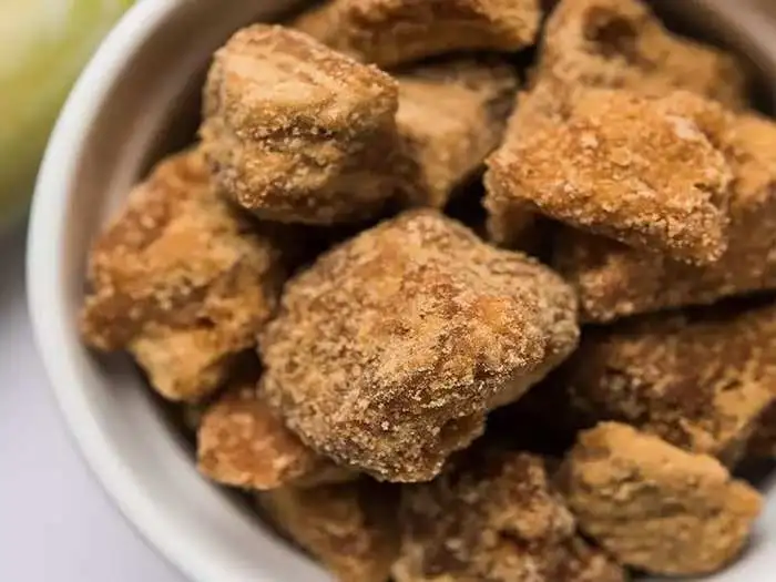 தாமரைத் தண்டு மற்றும் வெல்லம்