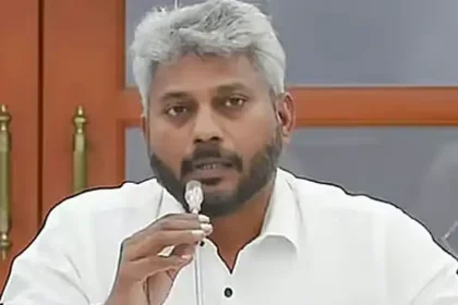 அமைச்சர் மரிய வில்சன் செய்தியாளர்களை சந்திக்கும் காட்சி