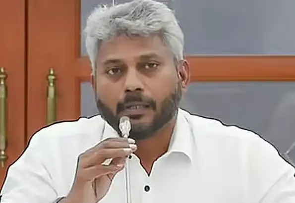 அமைச்சர் மரிய வில்சன் செய்தியாளர்களை சந்திக்கும் காட்சி