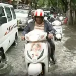 தமிழ்நாடு நீர்வளத்துறை அமைச்சர் என். ஆனந்த் ஸ்கூட்டரில் ஆய்வு செய்கிறார்