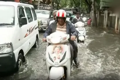 தமிழ்நாடு நீர்வளத்துறை அமைச்சர் என். ஆனந்த் ஸ்கூட்டரில் ஆய்வு செய்கிறார்