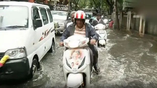 தமிழ்நாடு நீர்வளத்துறை அமைச்சர் என். ஆனந்த் ஸ்கூட்டரில் ஆய்வு செய்கிறார்