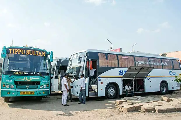 போக்குவரத்துத் துறை அதிகாரிகள் ஆம்னி பேருந்துகளை ஆய்வு செய்தல்