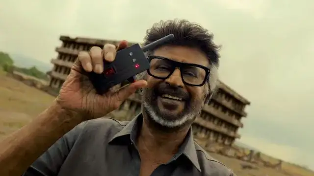 நடிகர் ரஜினிகாந்த் தொலைக்காட்சி நேர்காணல் அளிக்கும் காட்சி