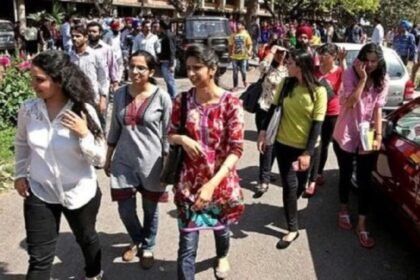 தமிழக உயர்கல்வித் துறை அமைச்சர் அல்லது அதிகாரிகள் கூட்டம் நடத்துதல்