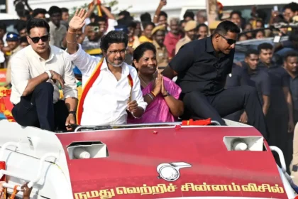 தாராபுரம் தேர்தல் வாக்கு எண்ணிக்கை மையத்தில் அதிகாரிகள்