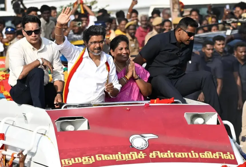 தாராபுரம் தேர்தல் வாக்கு எண்ணிக்கை மையத்தில் அதிகாரிகள்