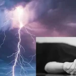 தூத்துக்குடியில் மின்னல் தாக்கி உயிரிழந்த இளைஞர் மதன்குமார் உடலை காவல் துறையினர் ஆய்வு செய்கின்றனர்