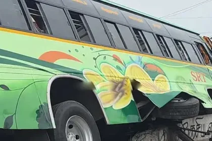 விருத்தாசலம் அருகே தடுப்புச் சுவரில் மோதி விபத்துக்குள்ளான தனியார் பேருந்து