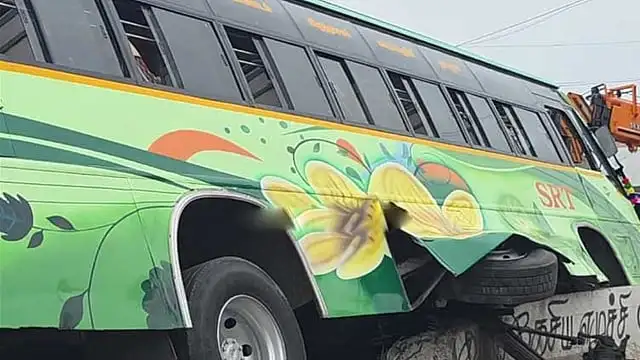 விருத்தாசலம் அருகே தடுப்புச் சுவரில் மோதி விபத்துக்குள்ளான தனியார் பேருந்து